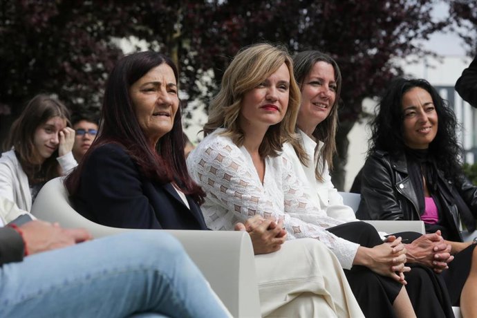 La ministra de Educación y Formación Profesional, Pilar Alegría (c), la alcaldesa y candidata a la reelección, Lara Méndez (2d) y la subdelegada del Gobierno en Lugo, Isabel Rodríguez (i), en Lugo