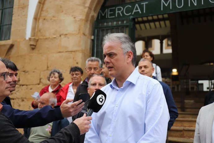 El candidato de Unides Podem Esquerra Unida a la Presidencia de la Generalitat , Héctor Illueca, en Xbia (Alicante).