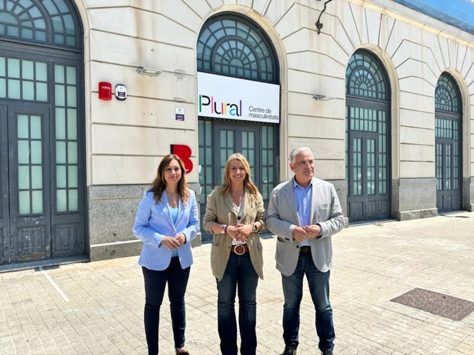 La candidata de Valents en Barcelona, Eva Parera, ante el Centro de nuevas masculinidades