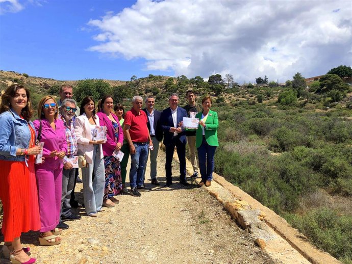 La candidata del PSOE a la Alcaldía de Almería y el secretario general del PSOE-A, Juan Espadas, visitan junto con otros militantes y cargos socialistas el paraje de La Molineta.