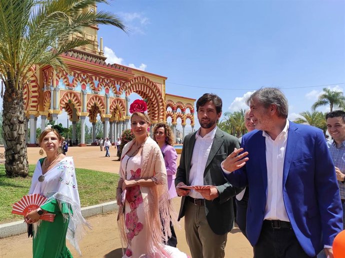 Adrián Vázquez y Jesús Lupiáñez conversan junto a integrantes de la candidatura de CS en Córdoba en la portada del recinto ferial El Arenal.