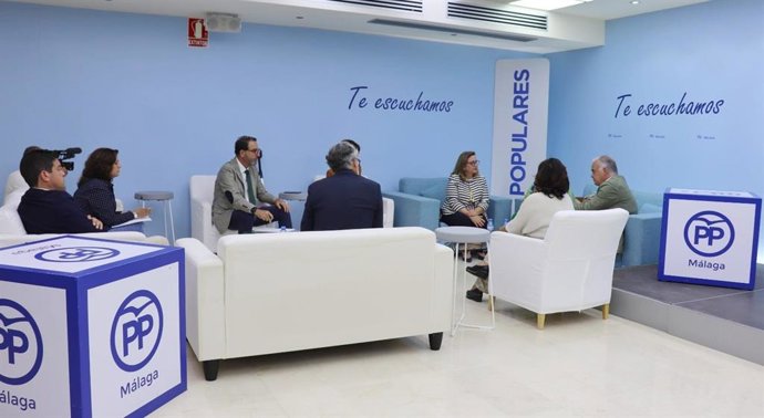 El portavoz del Partido Popular Europeo, Esteban González Pons, el coordinador general del PP de Málaga, Cristóbal Ortega, y el coordinador de Sanidad, Carlos Bautista, en una reunión