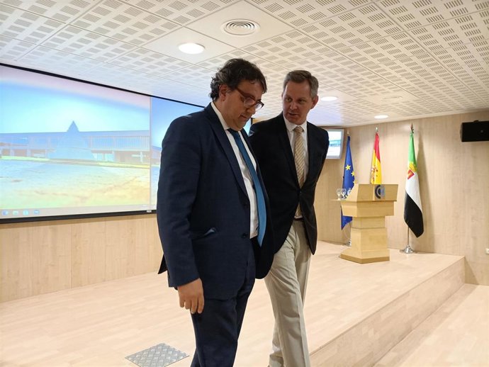 El consejero de Sanidad de Extremadura, José María Vergeles, y el ministro de Sanidad, José Manuel Miñones, en el Centro de Cirugía de Mínima Invasión de Cáceres