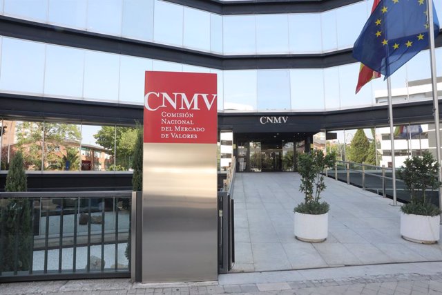 Archivo - Entrada pricipal del la Comisión Nacional del Mercado de Valores (CNMV) en Madrid.