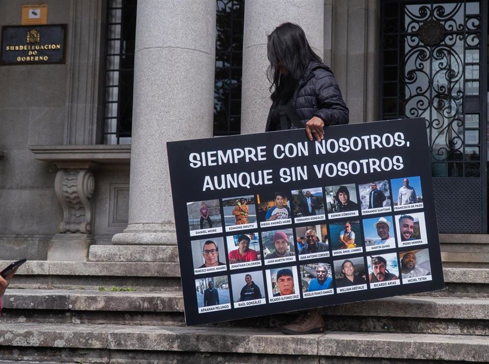 Un familiar del Villa de Pitanxo a la salida tras su reunión con el delegado del Gobierno en Galicia, José Ramón Besteiro con un catel que reza; 'siempre con vosotros, aunque sin vosotros', a 16 de mayo de 2023, en Pontevedra, Galicia (España). El tem