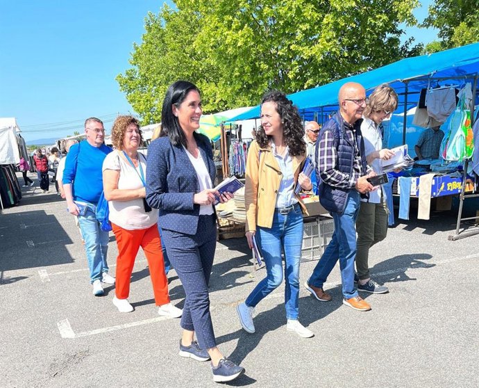 Prado participa en un paseo electoral en Monforte.