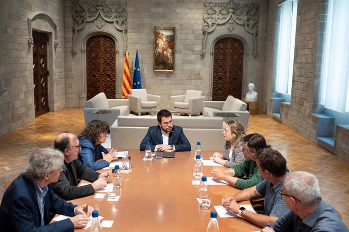 El president de la Generalitat, Pere Aragons (c) y la consellera de Acción Climática de la Generalitat de Catalunya, Teresa Jord (3i), durante una reunión con representantes de la plataforma Manifest Gran Urgell.