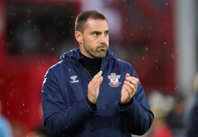 08 May 2023, United Kingdom, Nottingham: Southampton manager Ruben Selles applauds the fans prior to the start of the English Premier League soccer match between Nottingham Forest and Southampton at City Ground. Photo: Joe Giddens/PA Wire/dpa