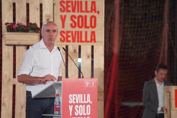 El candidato del PSOE a la alcaldía de Sevilla, Antonio Muñoz, en el acto de inicio de campaña del 28M.