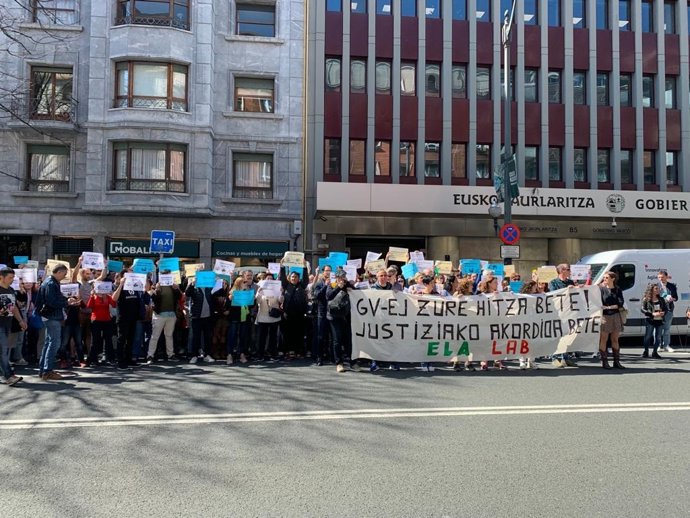 Archivo - Concentración de los funcionarios de la Administración de Justucia ante la sede del Gobierno Vasco en Bilbao