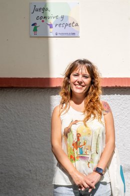 La concejala de Juventud e Infancia, Lorena Garrón, con uno de los nuevos carteles de las plazas de Cádiz