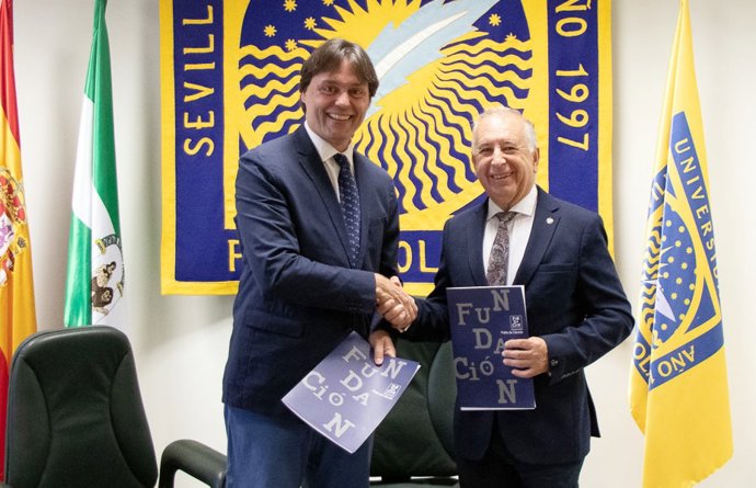 El rector de la Universidad Pablo de Olavide (UPO), Francisco Oliva, y el decano del Colegio Oficial de Químicos de Sevilla, Otilio Fernández.