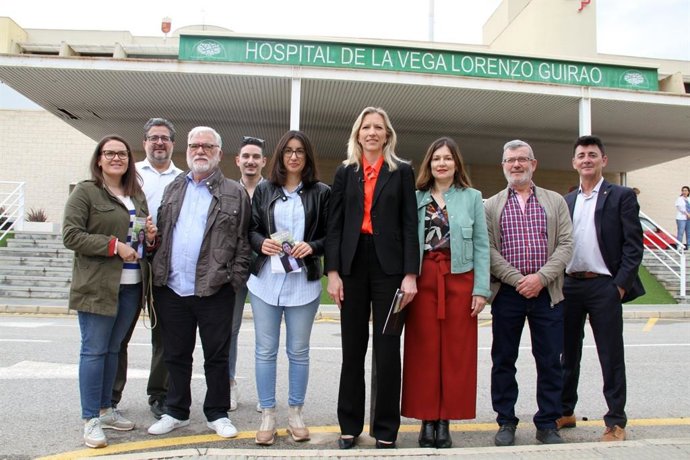 La candidata de Ciudadanos a la Presidencia de la Comunidad, María José Ros, acompañada de la candidata a la Alcaldía, Mónica García, y otros compañeros de su lista, así como de representantes de la Plataforma del Hospital de La Vega Lorenzo Guirao
