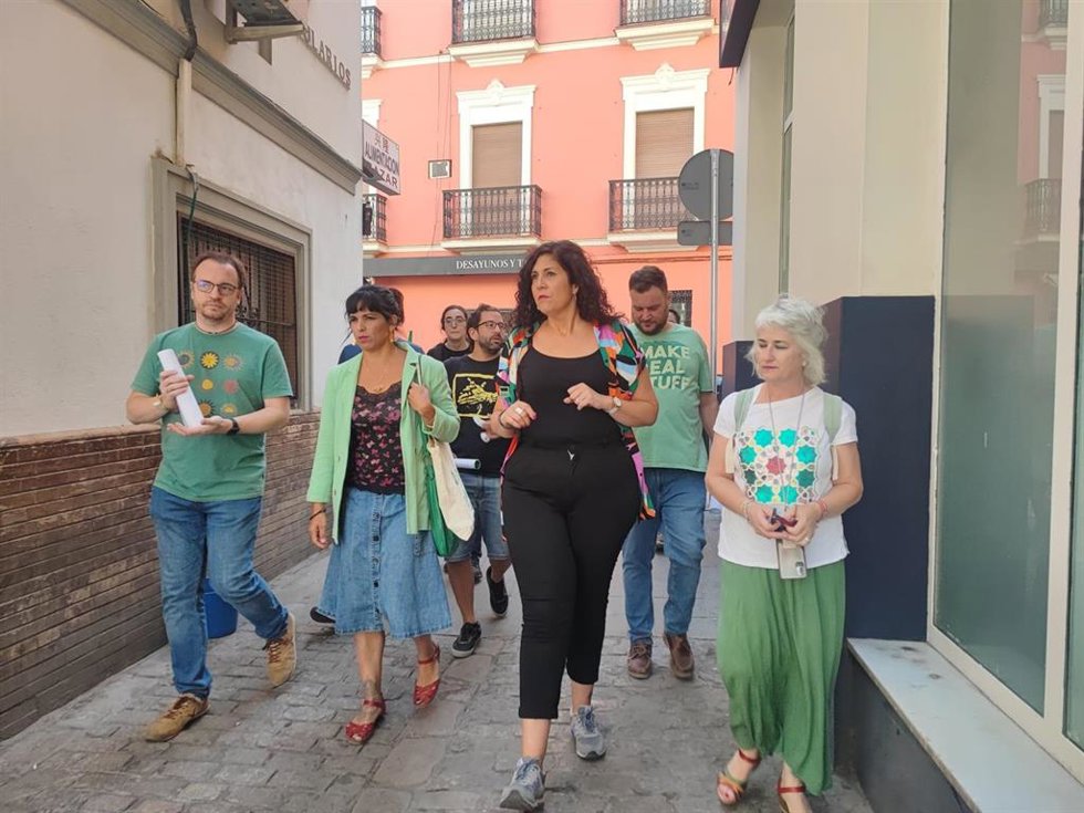La portavoz de Adelante Andalucía, Teresa Rodríguez, junto a la candidata a la Alcaldía de Sevilla, Sandra Heredia, en una foto de archivo.