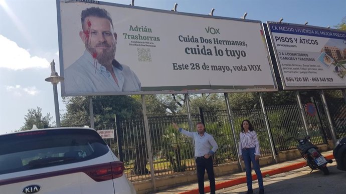 Trashorras junto a la valla electoral vandalizada