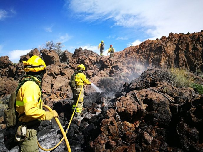 Archivo - OPERATIVO BRIFOR REALIZA LABORES DE EXTINCIÓN EN EL INCENDIO DEL PARQUE NACIONAL DEL TEIDE