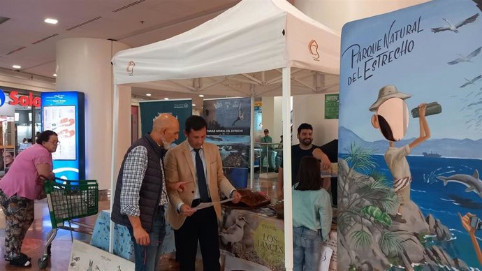 Javier Rodríguez Ros en el stand del Parque Natural del Estrecho.