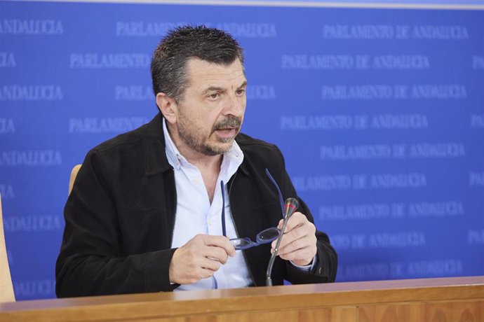 El portavoz del Grupo Parlamentario Popular, Toni Martín, durante la ronda de ruedas de prensa de portavoces de los grupos parlamentarios con motivo de la reunión de la Mesa y de la Junta de Portavoces en el Parlamento de Andalucía, a 24 de mayo de 2023