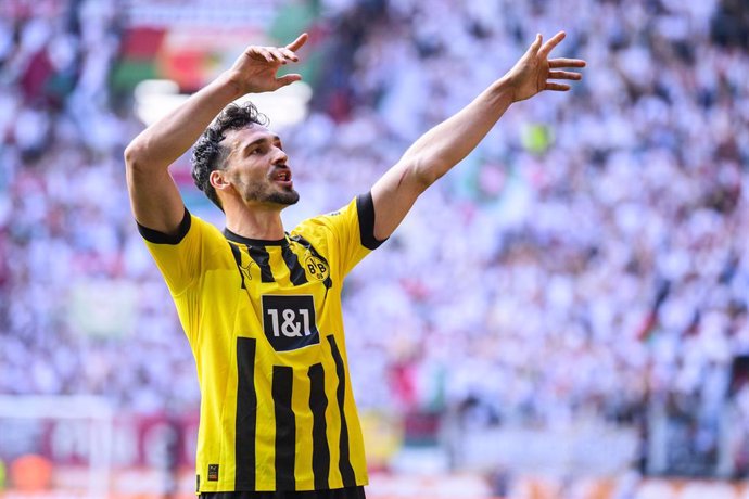 FILED - 21 May 2023, Bavaria, Augsburg: Dortmund's Mats Hummels celebrates after the German Bundesliga soccer match between FC Augsburg and Borussia Dortmund at WWK Arena. Photo: Tom Weller/dpa - WICHTIGER HINWEIS: Gem den Vorgaben der DFL Deutsche Fub