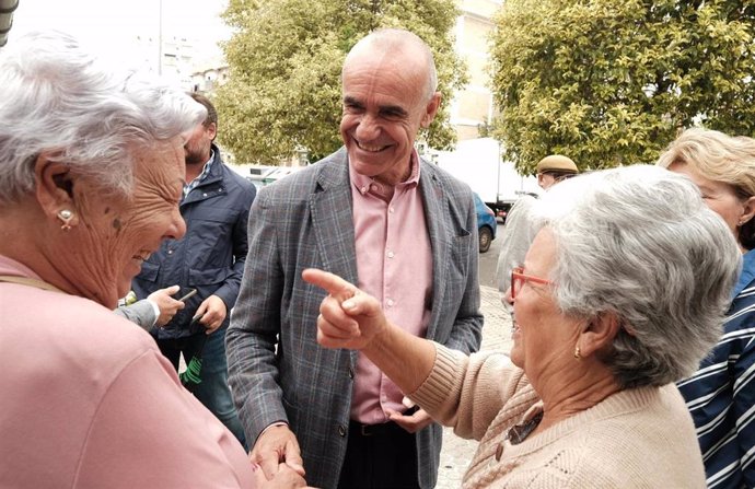 Muñoz habla con vecinas del Distrito de San Pablo-Santa Justa.