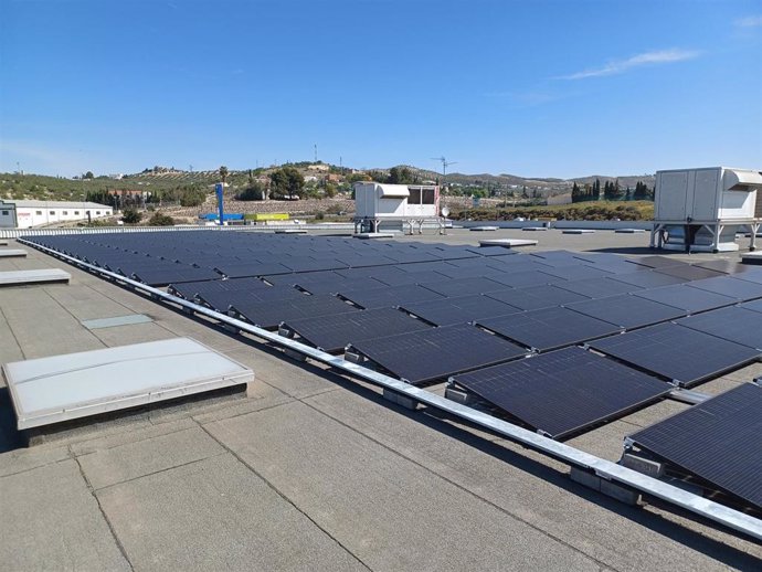 Carrefour impulsa la energía fotovoltaica en 130 centros, siendo Andalucía la primera en contar con esta iniciativa.