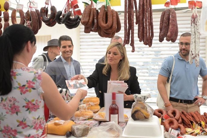 La candidata de Ciudadanos al Govern, Patricia Guasp, en un acto de campaña en el mercado de Andratx.