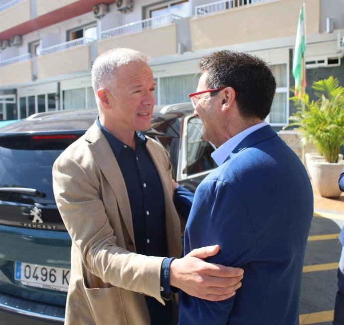 El presidente del Senado, Ánder Gil, junto al candidato socialista a la Alcaldía de Rincón de la Victoria, Antonio Sánchez