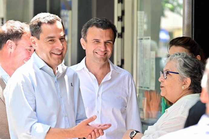 Juanma Moreno con Bruno García en un paseo electoral en Cádiz.