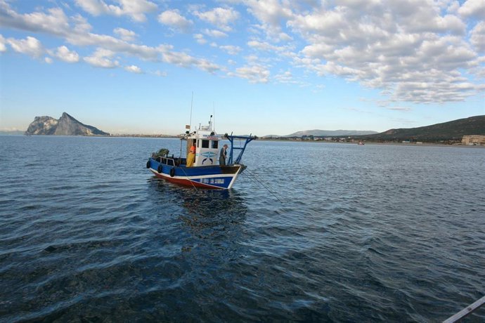 Archivo - Imagen de un barco faenando en el Mediterráneo.