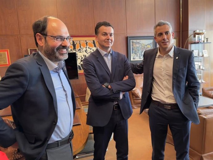 Los candidatos del PSOE a la Presidencia de Cantabria y a la Alcaldía de Torrelavega, Pablo Zuloaga y José Luis Urraca, con el Ministro de Industria , Héctor Gómez, en el encuentro con empresarios en Torrelavega