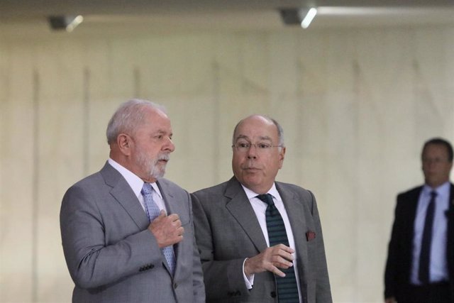 El presidente de Brasil, Luiz Inácio Lula da Silva, y el ministro de Asuntos Exteriores, Mauro Vieira.