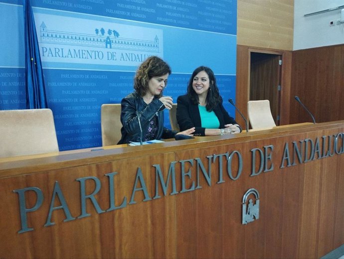 La portavoz adjunta del grupo parlamentario 'Por Andalucía', Esperanza Gómez, y la coportavoz de Verdes EQUO Andalucía, Mar González, han presentado  una proposición no de ley (PNL) que elevarán a Pleno sobre protección del litoral.
