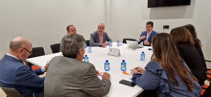 El alcalde de Sevilla, Antonio Muñoz, en la reunión mantenida con el Colegio de Economistas de Sevilla.