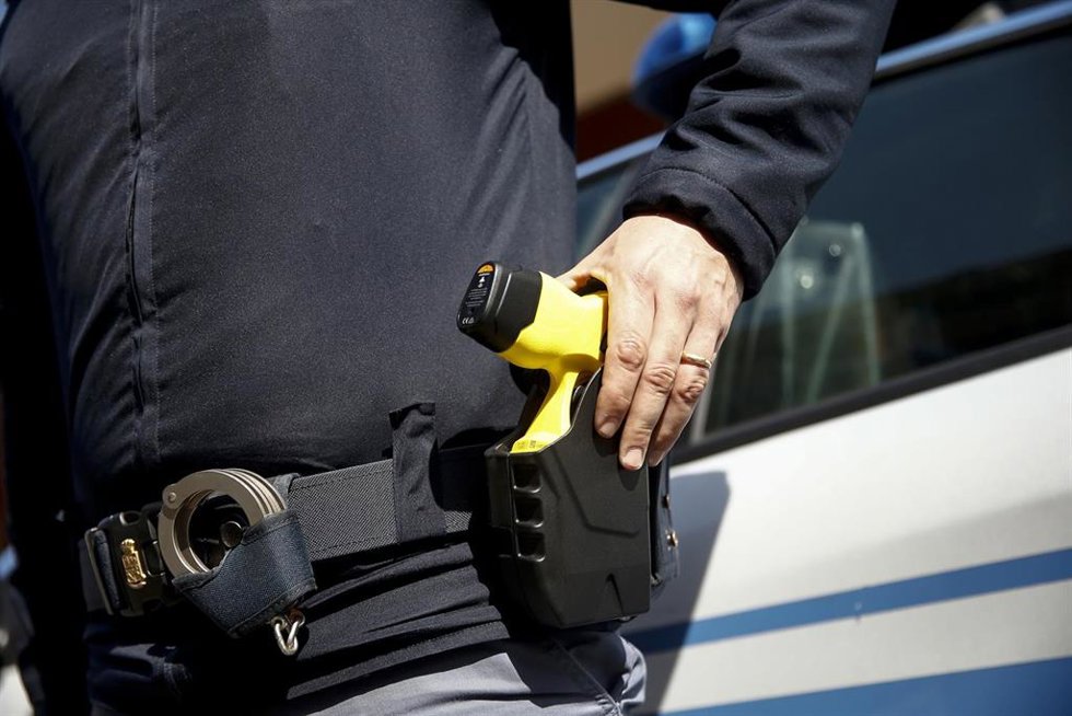 Archivo - Imagen de archivo de una gente de Policía con una pistola táser.