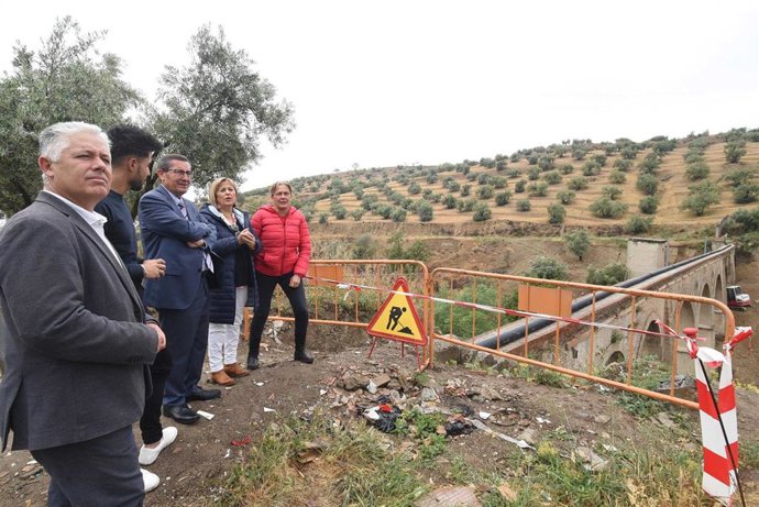 Avanzan las obras de restauración del Puente de los Ocho Ojos en Jun.