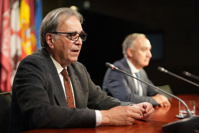 El ministro de Universidades, Joan Subirats (i), interviene durante su visita a la universidad de Valladolid, a 24 de mayo de 2023, en Valladolid, Castilla y León (España). 