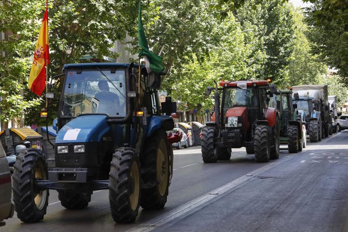 Los regantes durante la tractorada para reclamar la autorización del riego con aguas regeneradas el pasado viernes