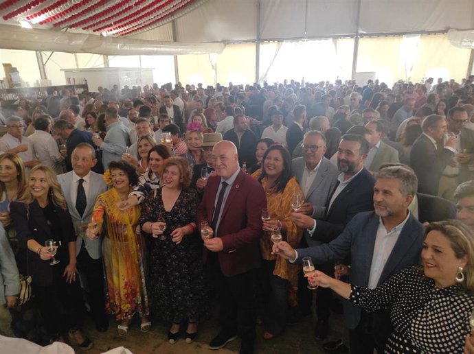 El presidente de la Diputación de Córdoba, Antonio Ruiz (centro), en la recepción en la Feria de Nuestra Señora de la Salud.