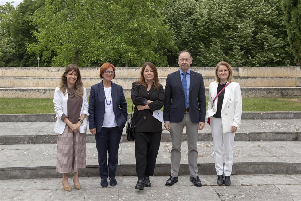 Almudena Martorell (presidenta Fundación A la Par), Juana García (vicepresidenta Fundación Caja Navarra), Izaskun Azcona (delegada Fundación 'la Caixa' en Navarra), José Ángel Andrés (presidente Fundación Caja Navarra) e Imelda Bulda (gerente Incluye).