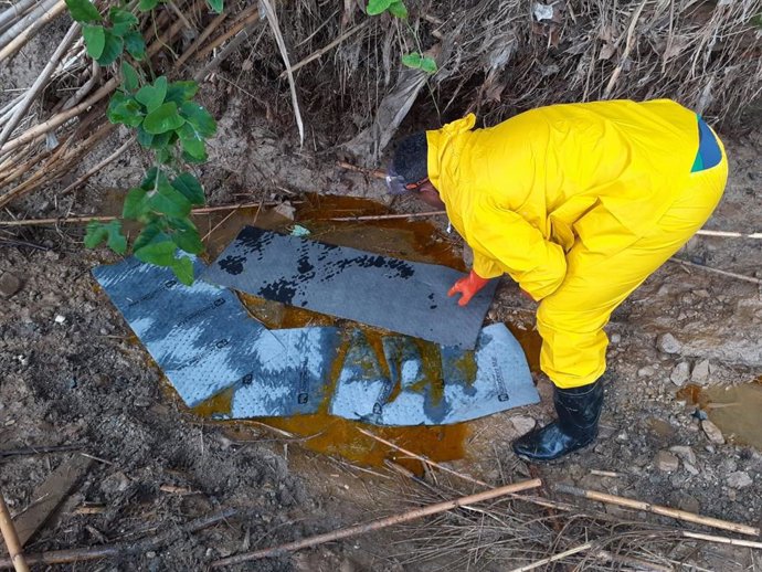 Tres presos que forman parte de la brigada de limpieza del Cire han colaborado en una actuación de la ACA para evitar que un vertido de aceite vegetal en una empresa de Santa Perptua de Mogoda (Barcelona) llegara al río Bess.