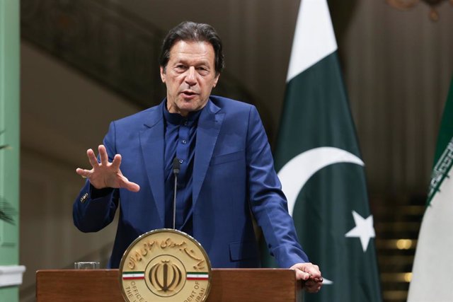 Archivo - FILED - 13 October 2019, Iran, Tehran: Pakistani Prime Minister Imran Khan speaks during a joint press conference with Iranian President Hassan Rouhani (not pictured) after their meeting. Pakistani Prime Minister Imran Khan stressed that his c