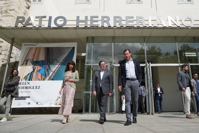 El alcalde y candidato a la reelección en Valladolid, Óscar Puente (1d), y el ministro de Asuntos Exteriores, José Manuel Albares (c), a su salida del Museo Patio Herreriano, a 24 de mayo de 2023, en Valladolid, Castilla y León (España). El recorrido po