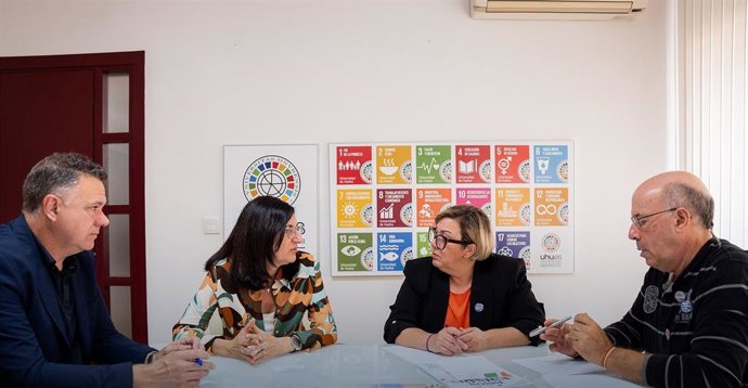 La candidata a la Alcaldía de Huelva por la confluencia de Izquierdas (Izquierda Unida, Podemos, Iniciativa del Pueblo Andaluz), Mónica Rossi, durante una reunión con la rectora de la UHU, María Antonia Peña.