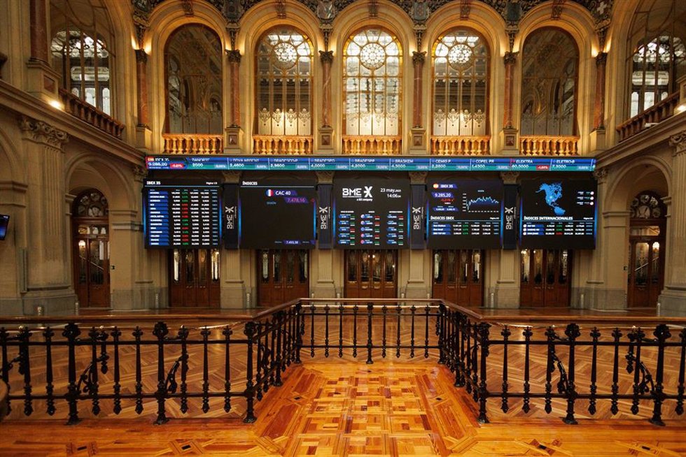 Paneles del Ibex 35 en el Palacio de la Bolsa, a 23 de mayo de 2023, en Madrid (España). El Ibex 35 ha iniciado la sesión de hoy con una bajada del 0,24%, lo que ha llevado al selectivo hasta los 9.282,91 enteros, por debajo de la cota de los 9.300 punt