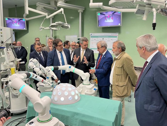 El ministro de Sanidad, José Manuel Miñones, visita el CCMI de Cáceres