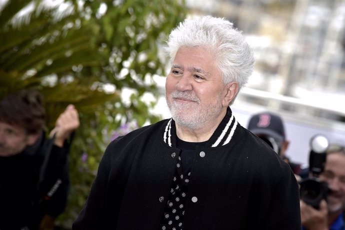 El director español Pedro Almodóvar posa en la presentación de la película Extraña forma de vida en el Teatro Debussy durante el Festival de Cine de Cannes, a 17 de Mayo de 2023.