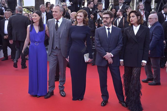 (I-D) Helena Miquel, José Coronado, Ana Torrent, Manolo Solo,  y María León, posan en la alfombra roja de la película Cerrar los ojos, en el Festival de Cine de Cannes