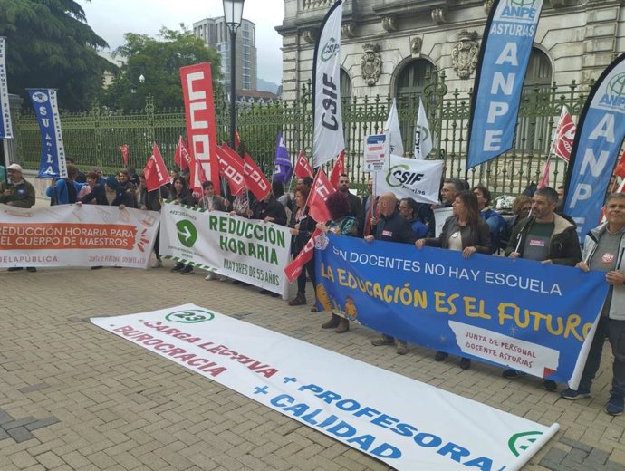 Concentración del profesorado asturiano ante la sede de Presidencia del Principado.