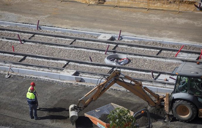 Archivo - Trabajos de ampliación del tranvía en Nervión, en Sevilla.