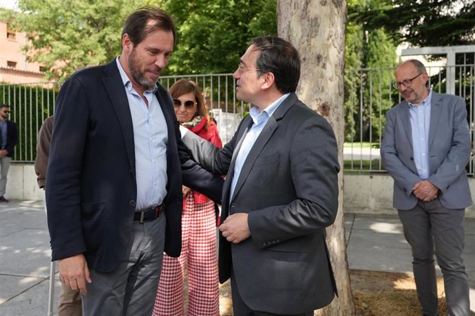 El alcalde y candidato a la reelección en Valladolid, Óscar Puente (i), y el ministro de Asuntos Exteriores, José Manuel Albares (d), conversan en Valladolid.